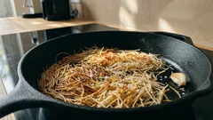 Vermicelli mit Hähnchen aus einer Pfanne: schnelles One-pan-rezept für jeden Tag